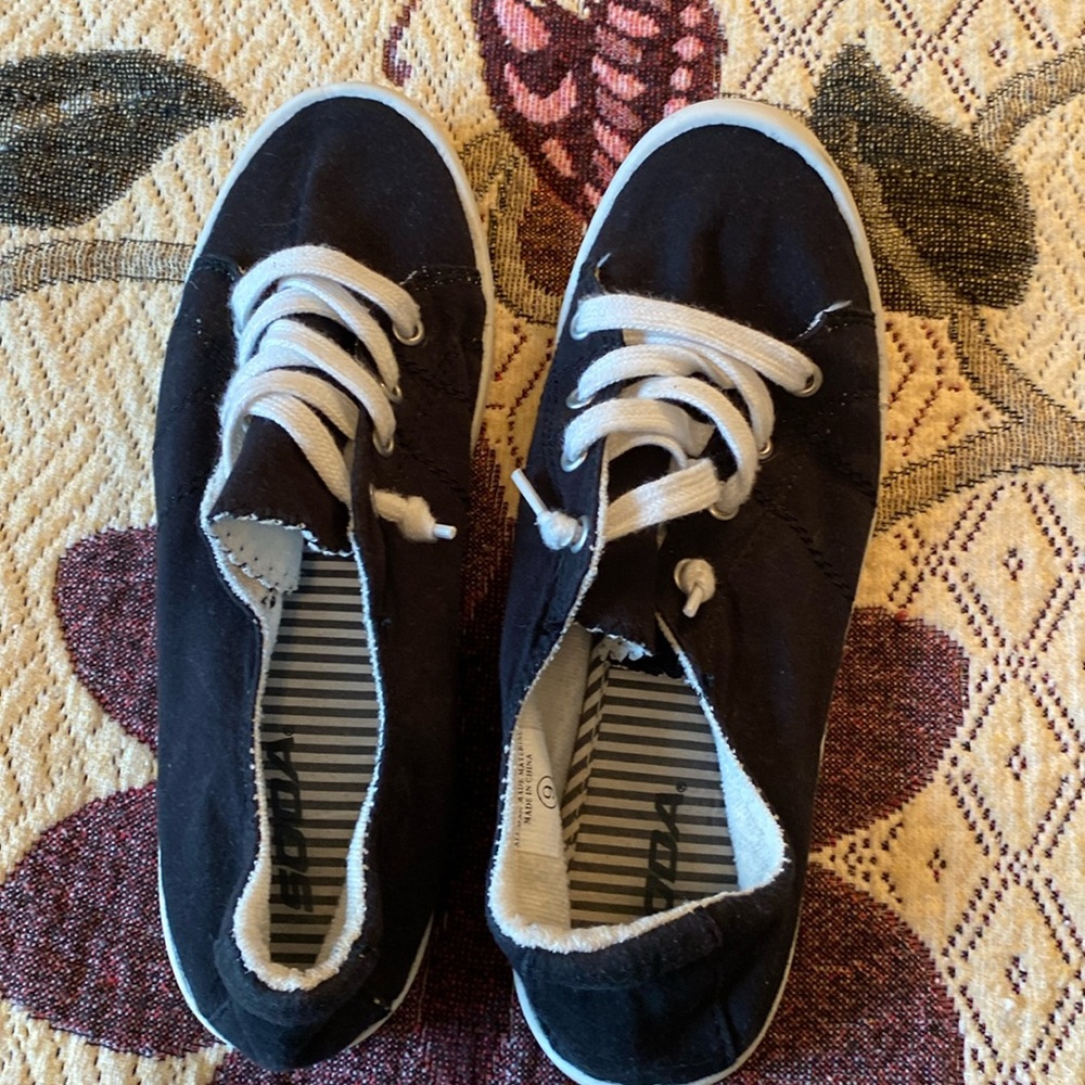 71. Soda Sneakers Size 9 Black